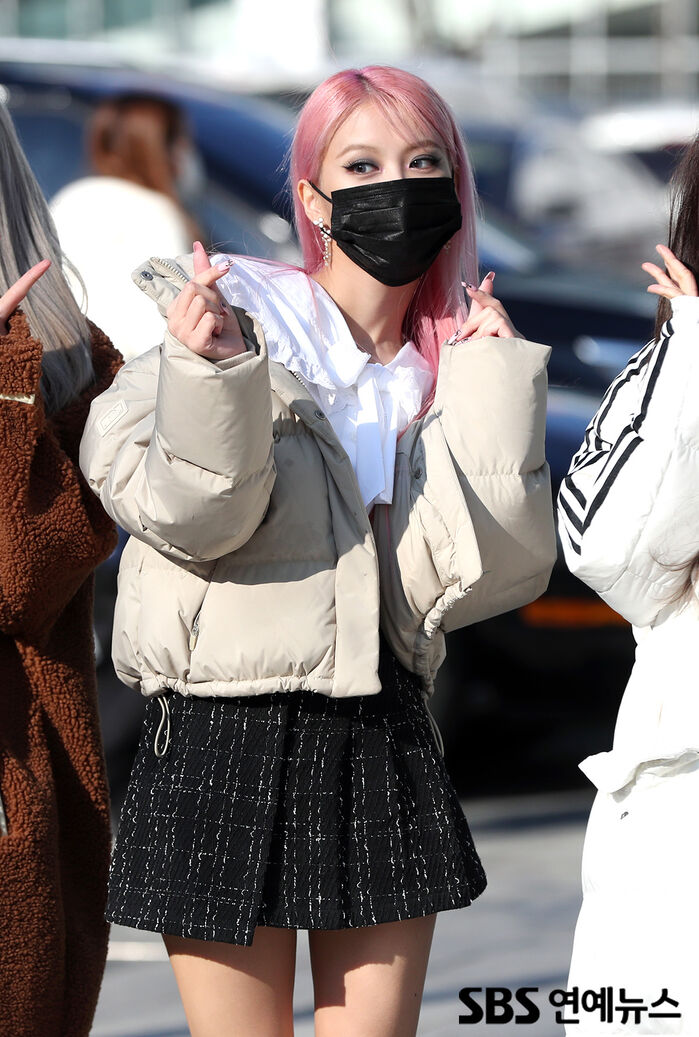 [Throwback] MOMOLAND’s AHIN Strikes a Pink-Heart Pose