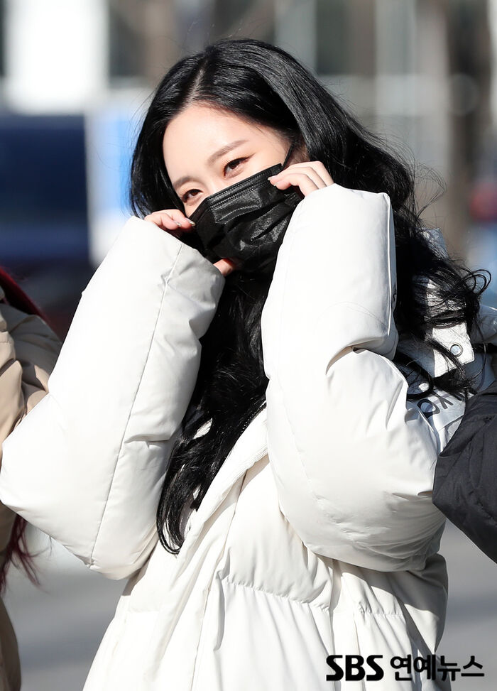 [Throwback] MOMOLAND’s NAYUN Sends a Cute Cheek Heart
