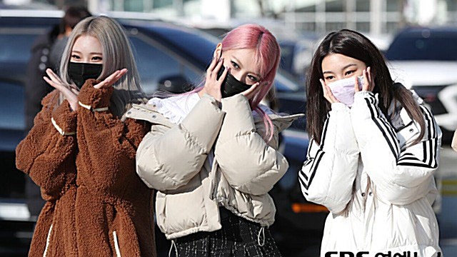 [Throwback] MOMOLAND’s JOOE, AHIN, and HYEBIN Bring a Burst of Color to Cultwo Show
