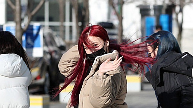 [Throwback] MOMOLAND’s NANCY Turns Heads With Flowing Hair
