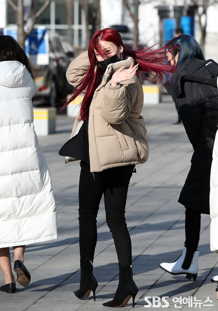[Throwback] MOMOLAND’s NANCY Turns Heads With Flowing Hair