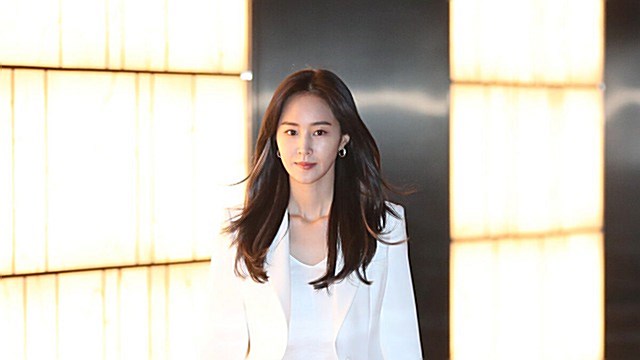 [Throwback] YURI Stuns in All-White, a Total Goddess