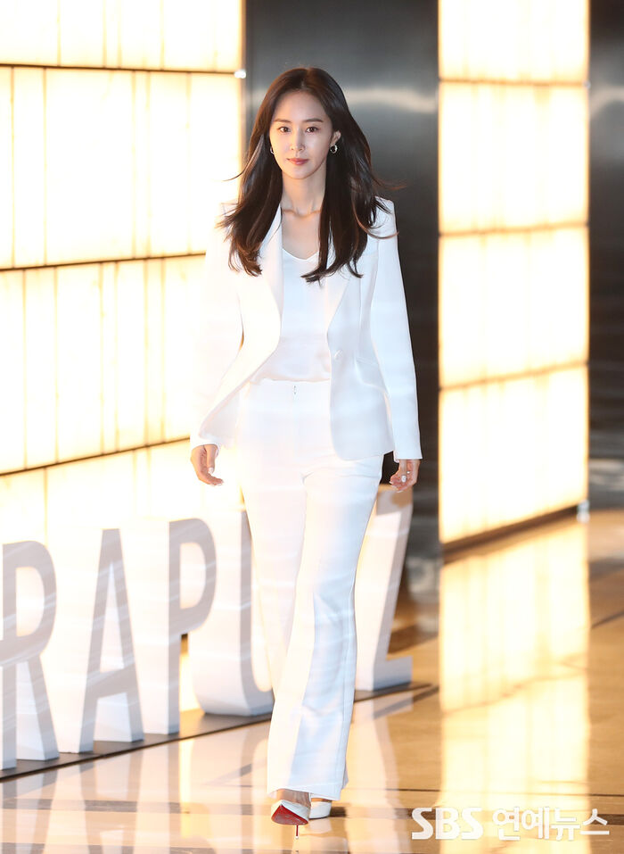 [Throwback] YURI Stuns in All-White, a Total Goddess