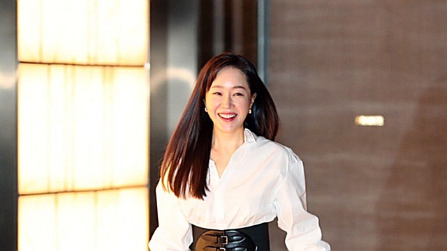 [Throwback] Uhm Ji-won Lights Up the Room With a Bright Smile