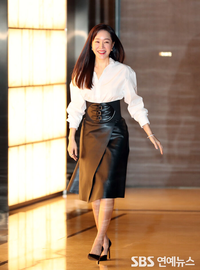 [Throwback] Uhm Ji-won Lights Up the Room With a Bright Smile