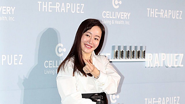 [Throwback] Uhm Ji-won Serves Cute, Lovely Vibes