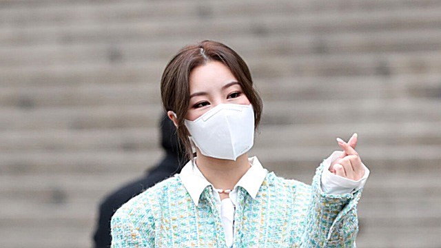 [Throwback] WHEEIN’s Chic Heart Pose