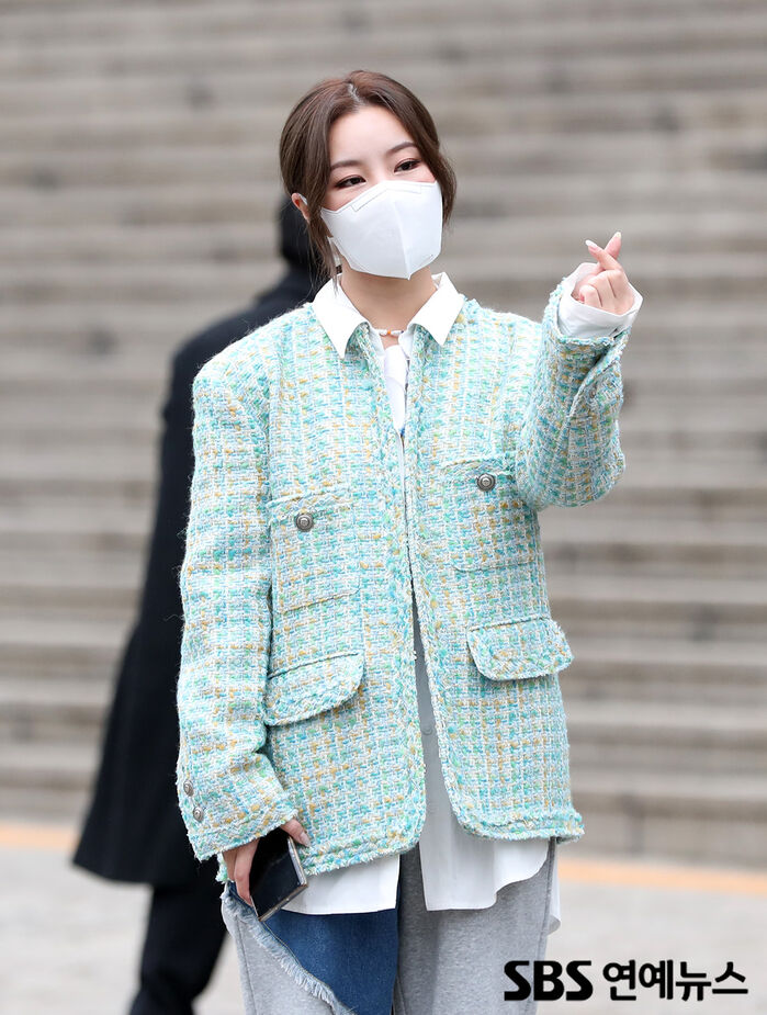 [Throwback] WHEEIN’s Chic Heart Pose