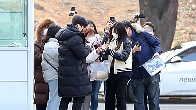 [E포토] 한효주, '팬 서비스는 확실히'