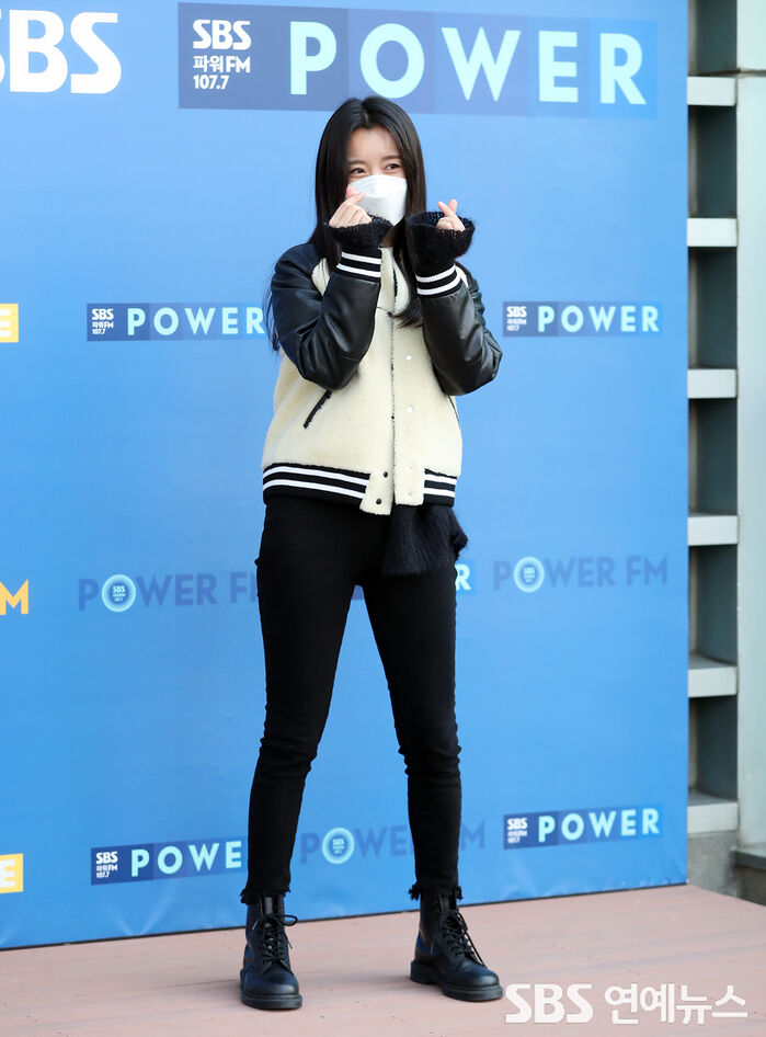 [Throwback] Han Hyojoo Keeps It Cute With a Heart Pose