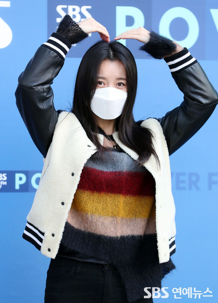 [Throwback] Han Hyo-joo Strikes a Pose: 'Please Love The Pirates'