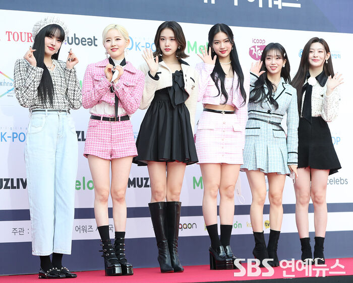 [Throwback] STAYC Sparkle at the 11th Gaon Chart Music Awards Photo Wall