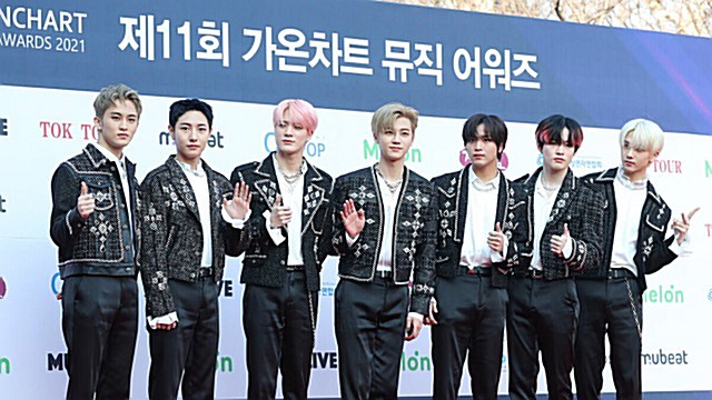 [Throwback] NCT DREAM Serve Glam Stage Outfits at the 11th Gaon Chart Music Awards Photo Wall