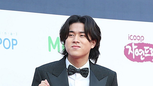 [Throwback] Lee Mujin Sways To The Music