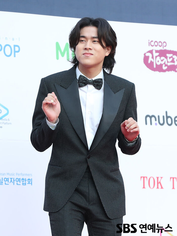 [Throwback] Lee Mujin Sways To The Music