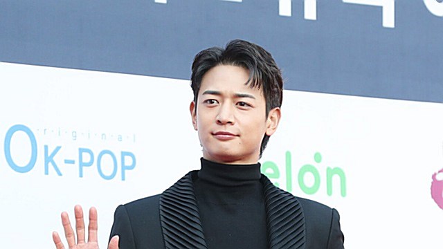 [Throwback] SHINee’s MINHO Serves ‘Sculpted Visuals’ at the 11th Gaon Chart Music Awards