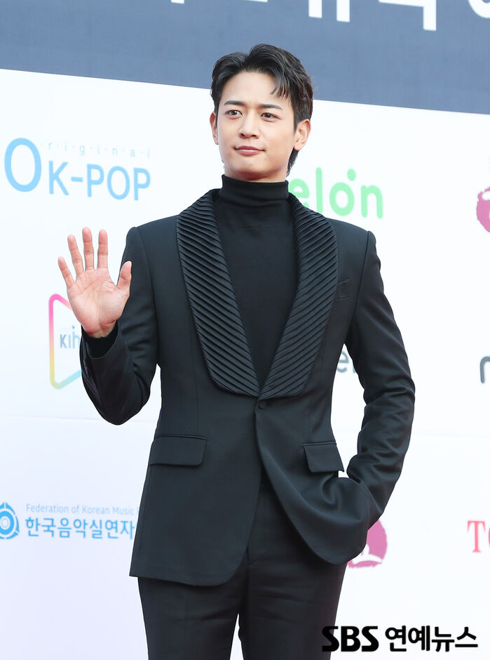 [Throwback] SHINee’s MINHO Serves ‘Sculpted Visuals’ at the 11th Gaon Chart Music Awards