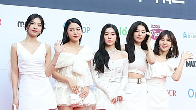 [Throwback] Red Velvet Serve Angelic All-White Looks at the 11th Gaon Chart Music Awards