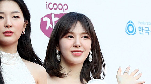 [Throwback] Red Velvet’s WENDY Says ‘WENDY Is Here’ at 11th Gaon Chart Music Awards Photo Wall