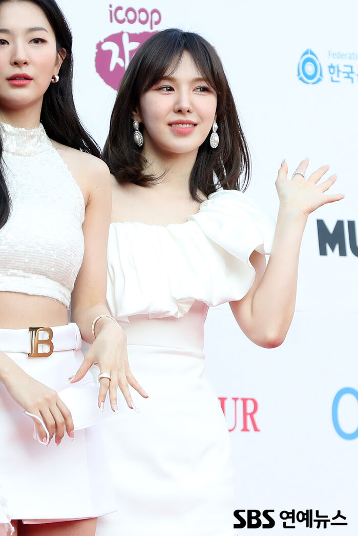 [Throwback] Red Velvet’s WENDY Says ‘WENDY Is Here’ at 11th Gaon Chart Music Awards Photo Wall