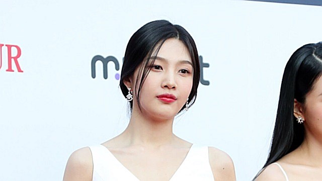 [Throwback] Red Velvet’s JOY Rocks a Red Lip