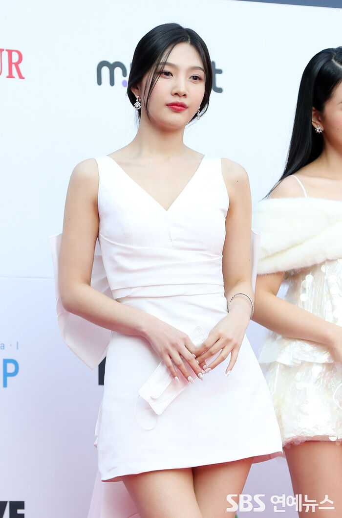 [Throwback] Red Velvet’s JOY Rocks a Red Lip