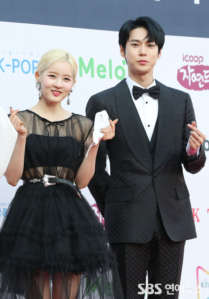 [Throwback] STAYC’s Sieun and NCT’s DOYOUNG Are a Picture-Perfect Pair