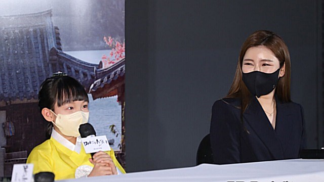 [E포토] 송가인, '귀여운 아역배우 옆에서'