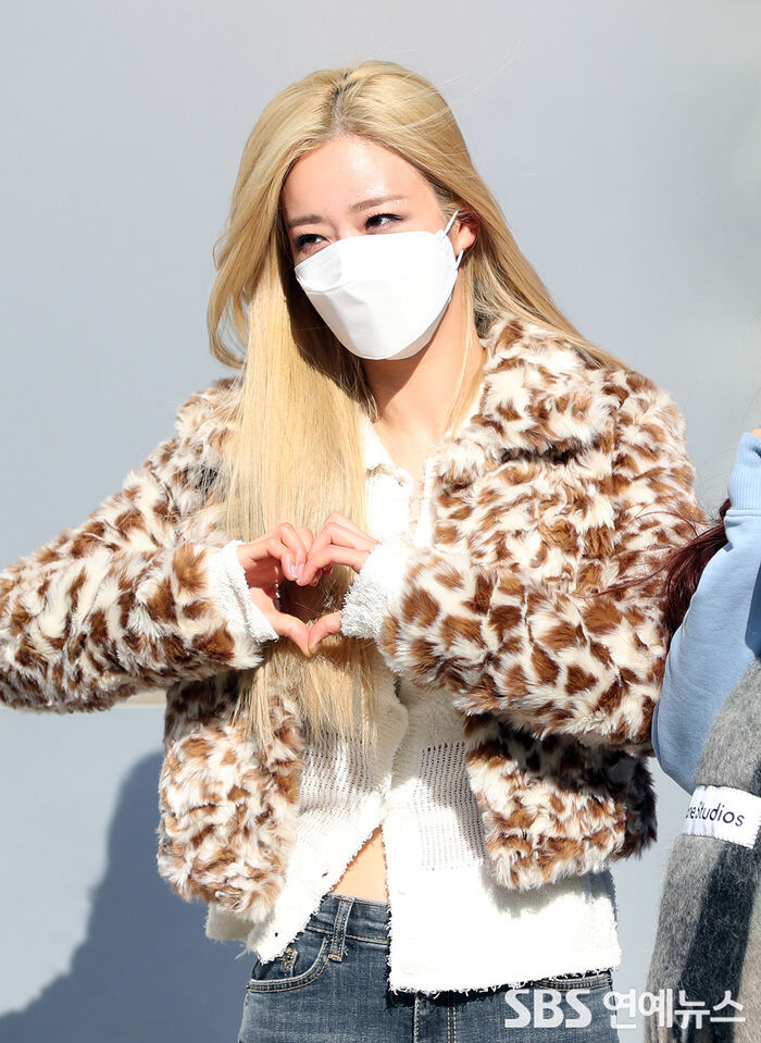 [Throwback] Apink’s YOON BOMI Sends a Heart at Cultwo Show Arrival