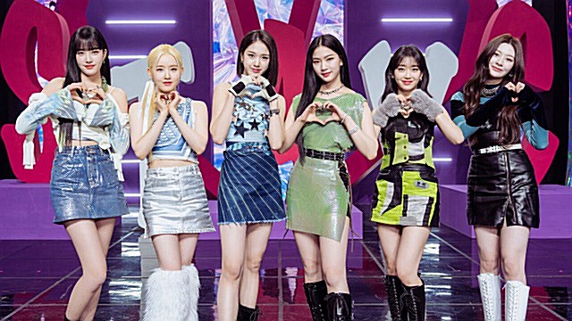 [Throwback] STAYC Celebrate 'YOUNG-LUV.COM' With Picture-Perfect Moments