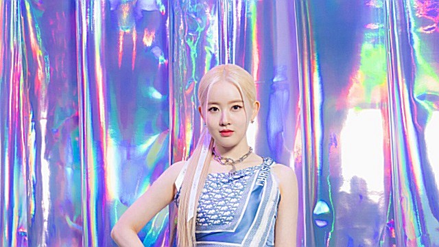 [Throwback] Sieun of STAYC Stuns With a Doll-Like Glow