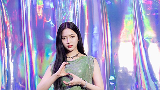 [Throwback] STAYC’s ISA Serves Fierce Charisma at ‘Young-Luv.com’ Showcase