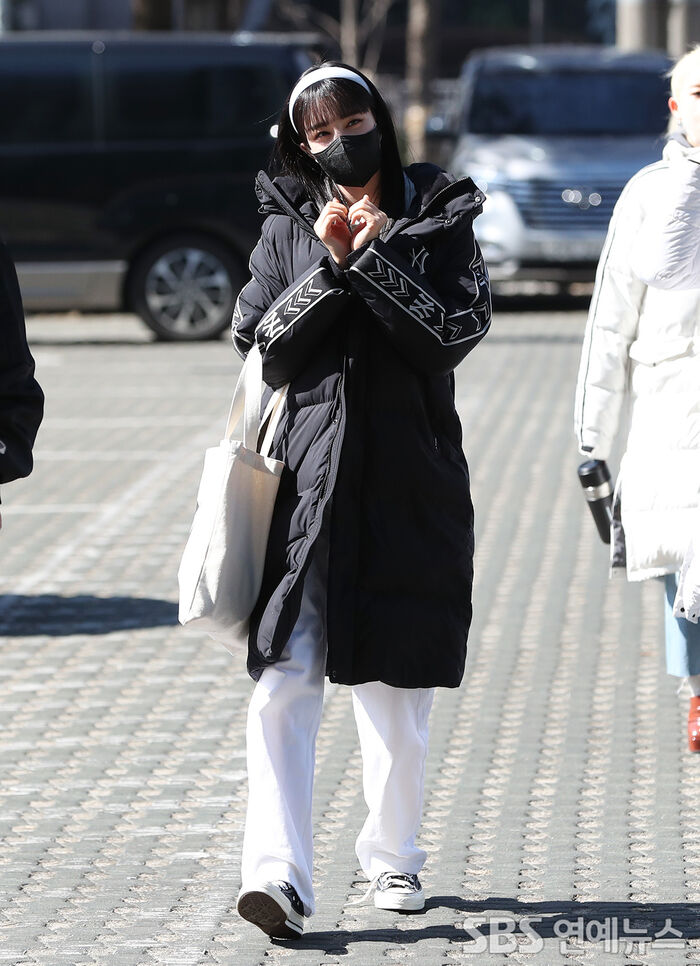 [Throwback] STAYC’s Yoon Poses With a Heart