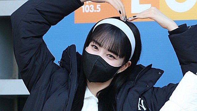 [Throwback] STAYC’s Yoon Throws a Sweet Heart Pose