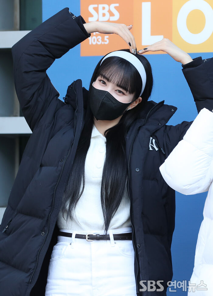 [Throwback] STAYC’s Yoon Throws a Sweet Heart Pose