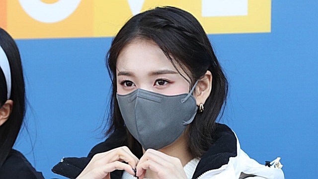 [Throwback] STAYC’s J Flashes a Pearl-Studded Heart