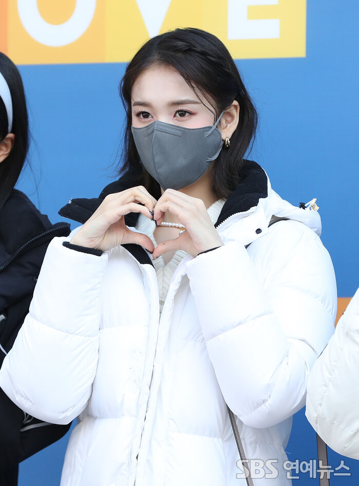 [Throwback] STAYC’s J Flashes a Pearl-Studded Heart