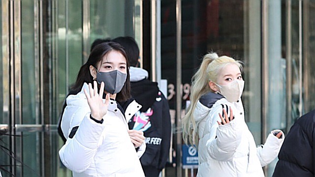 [Throwback] STAYC's J and Sieun Say a Cute Hello