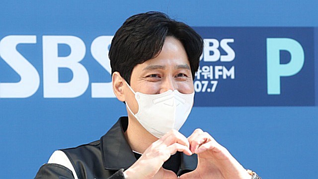 [Throwback] Park Hae-jun Flashes a Heart and a Smile