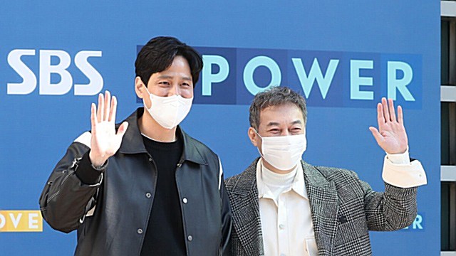 [Throwback] Park Hae-jun and Kim Kap-soo Share a Friendly Wave