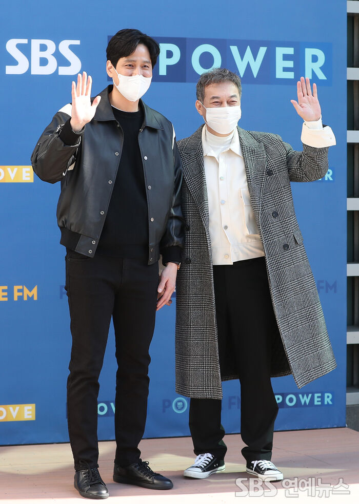 [Throwback] Park Hae-jun and Kim Kap-soo Share a Friendly Wave