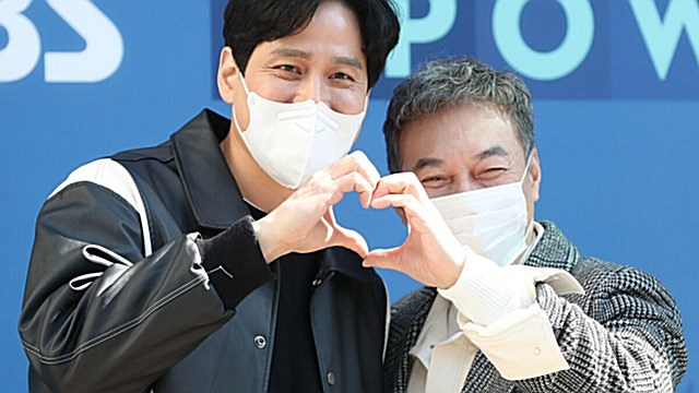 [Throwback] Park Hae-jun and Kim Kap-soo Flash a Bromance Heart