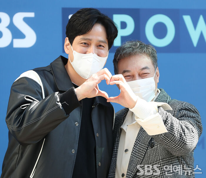 [Throwback] Park Hae-jun and Kim Kap-soo Flash a Bromance Heart