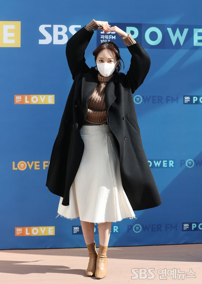 [Throwback] Ayumi Serves a Sweet Heart Pose