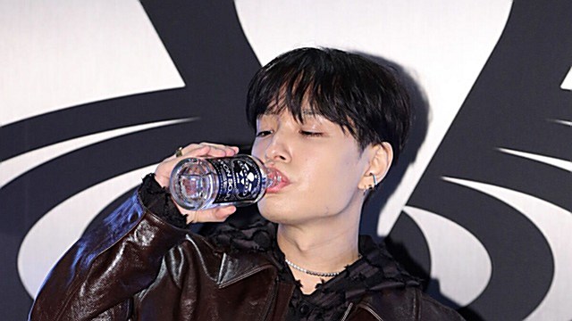 [E포토] 쌈디, '아침부터 병나발'