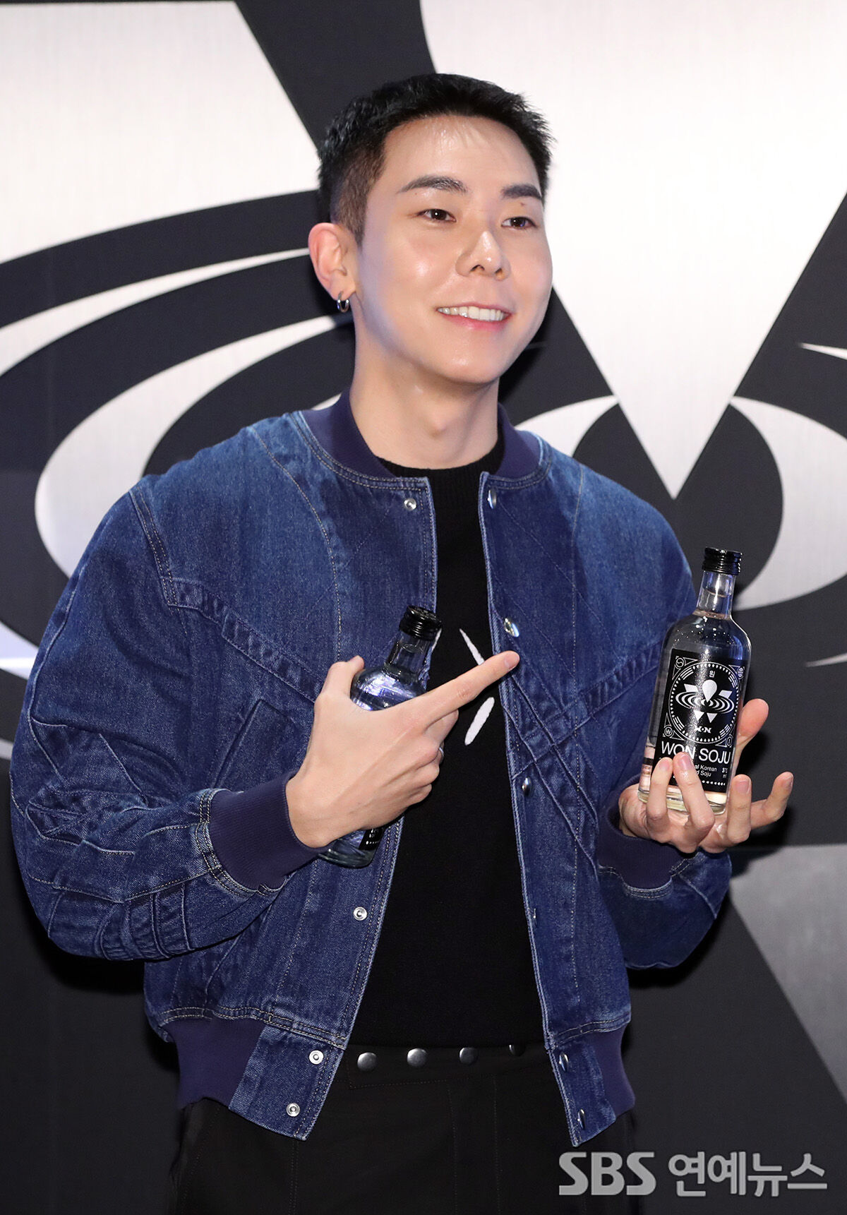 [E포토] 로꼬, '일단 한번 마셔봐' | SBS연예뉴스