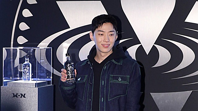 [E포토] 그레이, '박재범 소주 들고'