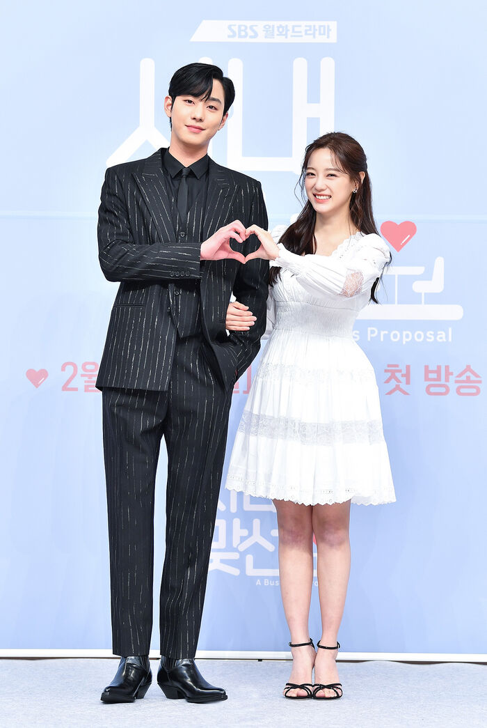 [Throwback] AHN HYO SEOP and Kim Sejeong Bring Sweet Office-Romance Vibes