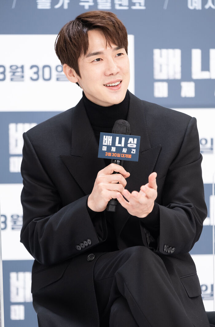 [Throwback] Yoo Yeonseok Flashes a Gentle Smile as the Detective in "Vanishing"