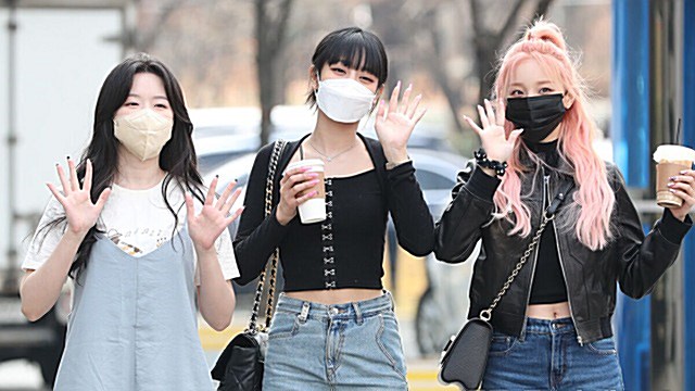 [Throwback] SHUHUA, MINNIE and YUQI Flash Sunny Waves Outside Cultwo Show